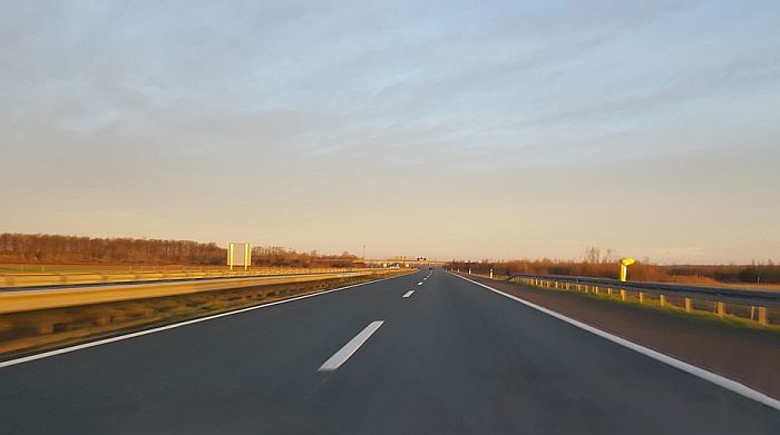 Haos na autoputu u Hrvatskoj: Vozila u suprotnom smeru, oštetila vozila, pokušala da pregazi policajca, morali da pucaju u gume da je zaustave