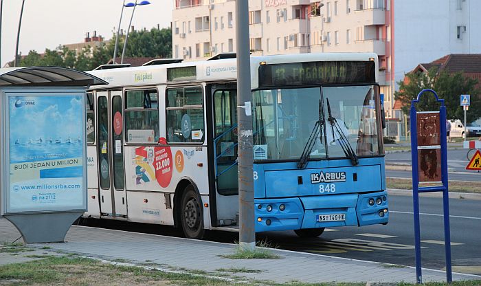 Novosađanki u autobusu GSP-a pokušao da otme torbu i više puta je udario