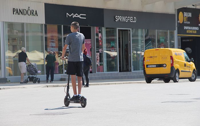 Novi zakon će usporiti trotinete, vožnja samo po trotoaru