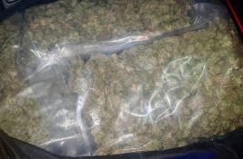 FOTO: Zaustavljen u Prokuplju, policija mu u gepeku našla više od osam kilograma marihuane