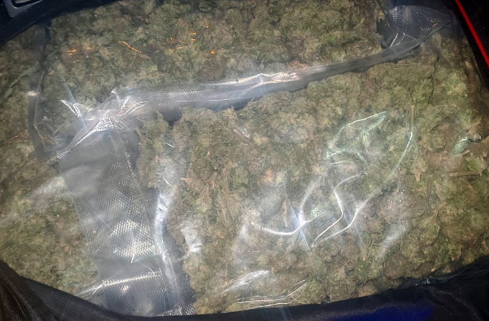 FOTO: Zaustavljen u Prokuplju, policija mu u gepeku našla više od osam kilograma marihuane