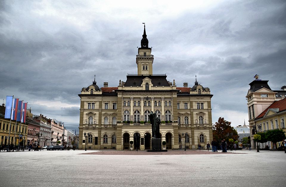 Sutra promenljivo oblačno, s kratkotrajnim pljuskovima