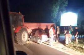 VIDEO: Sudar traktora i automobila kod Melenaca, dve osobe povređene