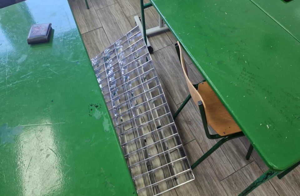 FOTO Plafonjera u Tehničkoj školi pala tokom časa đaka Jovine gimnazije, nema povređenih