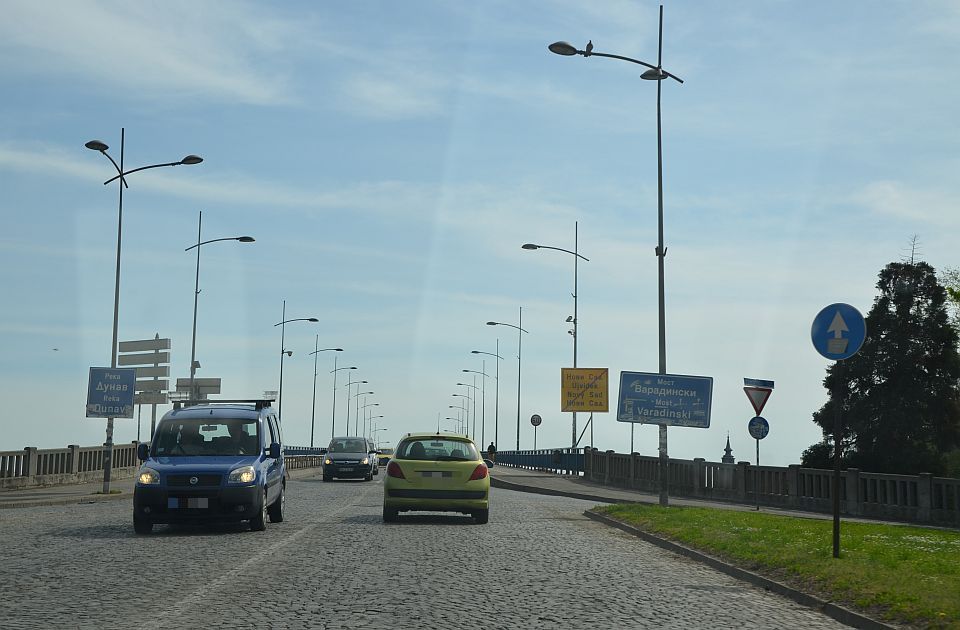 Gužva kod Aptiva i delovi gume na auto-putu: Šta se dešava u saobraćaju u Novom Sadu i okolini