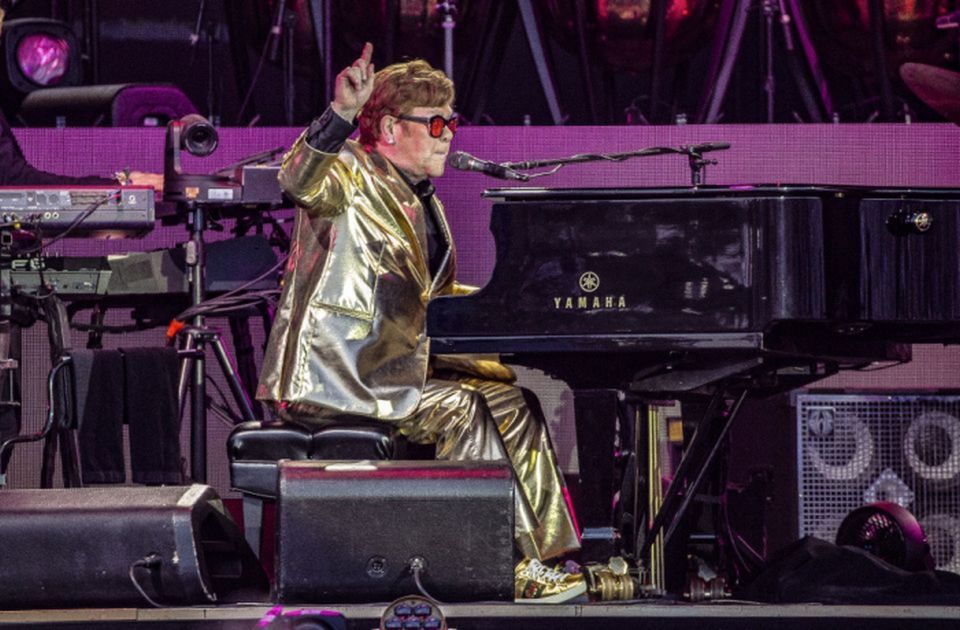 Prodaju se stvari Eltona Džona: Kostimi, čizme sa platformom, posuđe, nameštaj, koncertni klavir...