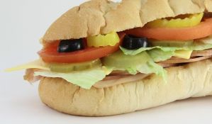 Troje umrlo nakon infekcije, bakterija verovatno u pakovanim sendvičima