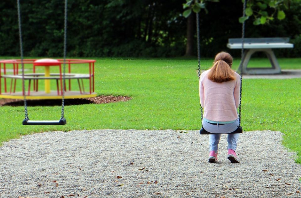 Novi slučaj vršnjačkog nasilja: Dečak šutirao devojčicu, u školi kažu: "Učenici misle da je to igra"