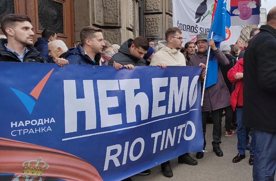 Protest ispred Vlade Srbije: Rio Tinto "drma Srbijom"