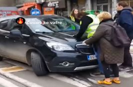 VIDEO: Automobilom se zaleteo na studente u Beogradu, saobraćajna policija nije reagovala
