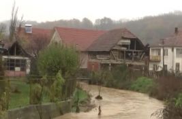 Leskovački kraj u borbi sa poplavama: Voda se izlila u dvorišta i na puteve, kanali prepuni