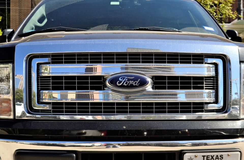 "Ford" povlači skoro 230.000 vozila u SAD: Kvar na instrument tabli