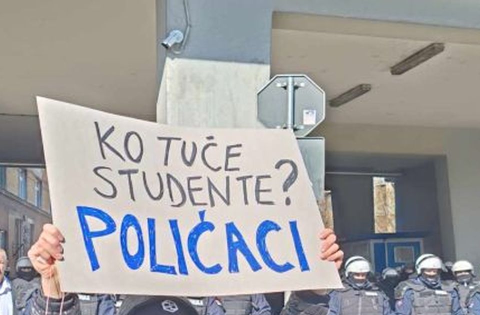 VIDEO U Kragujevcu protest solidarnosti sa Novosađanima: "Nedopustivo ponašanje policije"