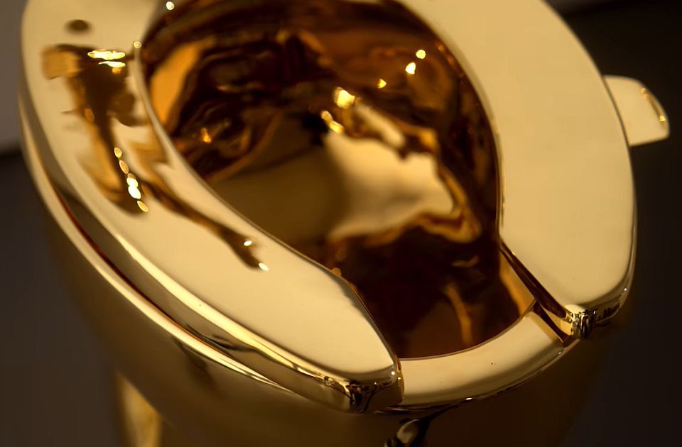 Zlatna wc šolja prodata za 12,1 milion dolara