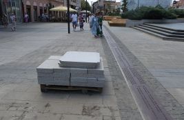 Oštećene klupe na Pozorišnom trgu popravljene