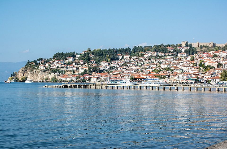 Fekalije se ulivaju direktno u Ohridsko jezero, ali Institut za javno zdravlje kaže da je sve ok
