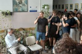 VIDEO: Direktor Jovine sedi u holu Mašinske škole, učenici pored njega uzvikuju 