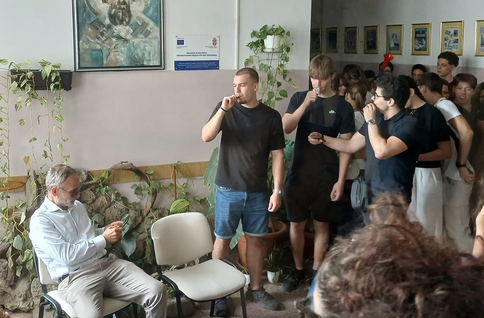 VIDEO: U toku protest roditelja, direktor Jovine sedi u holu škole, učenici pored njega uzvikuju 