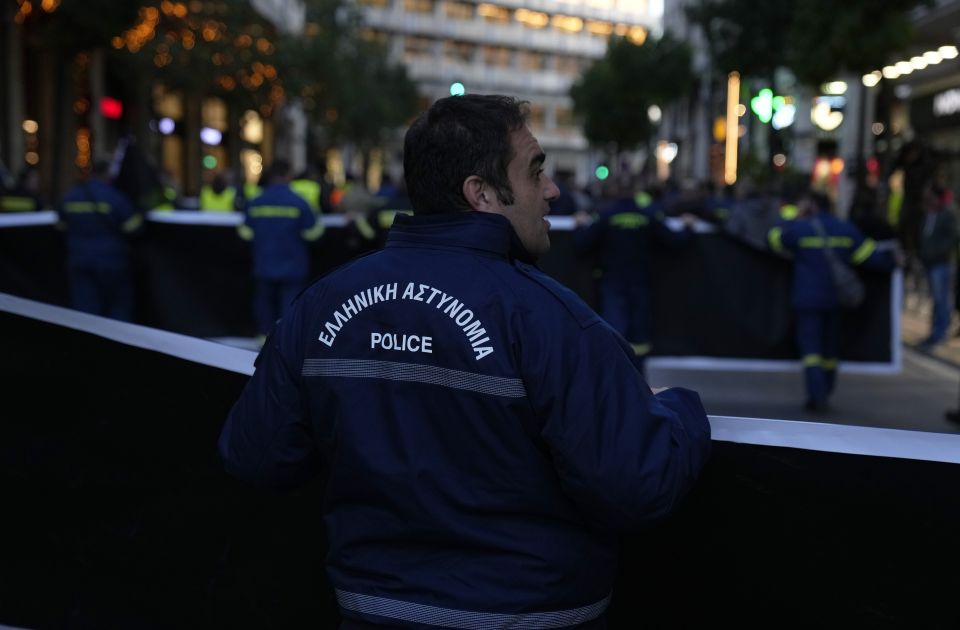 Navijači u Atini bacili baklju na policajca: Preminuo u bolnici od povreda