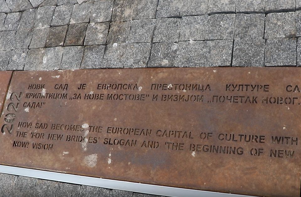 VIDEO, FOTO: Šta sve piše na memorijalnoj traci punoj grešaka u centru Novog Sada?