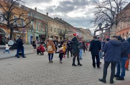 FOTO, VIDEO: Novosađani počeli sa proslavom dočeka Nove godine, bašte kafića pune