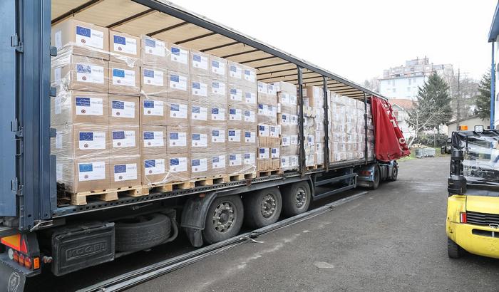 EU poslala Srbiji pola miliona maski, 50 hiljada skafandera i drugu zaštitnu opremu