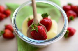 Čaše pune uživanja: Puding poslastica sa jagodama