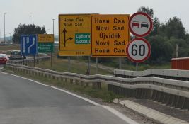 VIDEO: Velika kolona na auto-putu ka Novom Sadu, satima usporen saobraćaj zbog prevrnutog kamiona