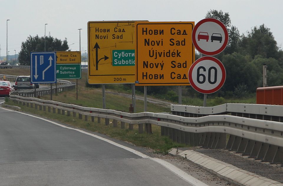 VIDEO: Velika kolona na auto-putu ka Novom Sadu, satima usporen saobraćaj zbog prevrnutog kamiona