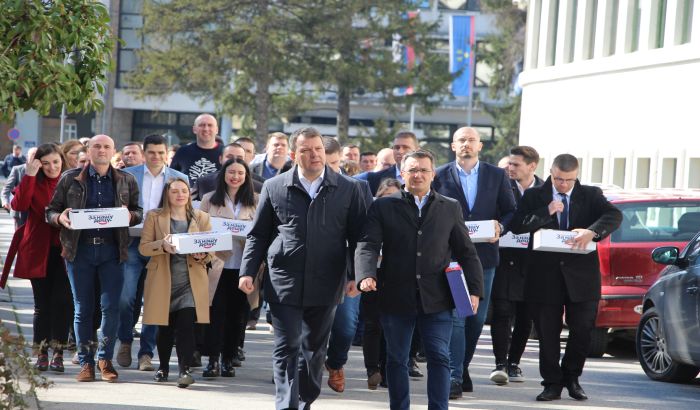 FOTO: SNS prvi predao listu za pokrajinske izbore