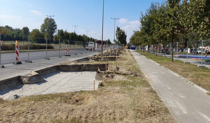 FOTO: Počela gradnja parkinga na mestu zelene površine na Bulevaru Evrope