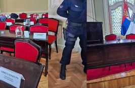 Policajci u Skupštini Zrenjanina: Opozicija najavljuje krivičnu protiv protiv Čedomira Janjića