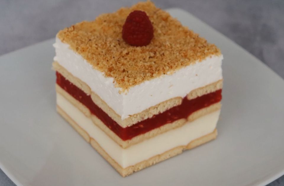 VIDEO: Kremasti kolač sa malinama - osvežavajuć i ukusan