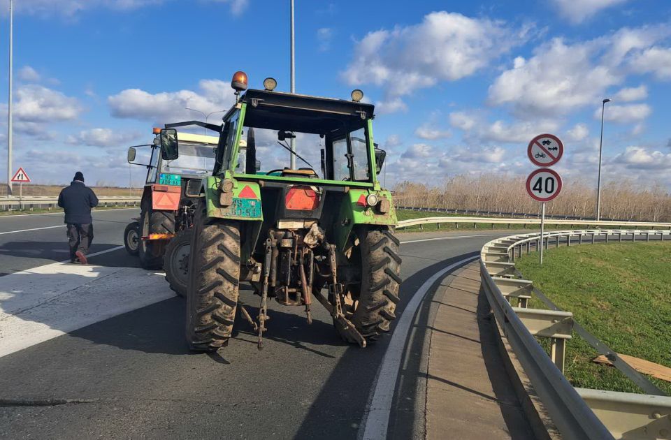 VIDEO, FOTO: Završena blokada poljoprivrednika kod Novog Sada, sutra u planu auto-put