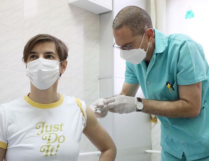 FOTO: Brnabić u majici "Just do it" primila drugu dozu vakcine
