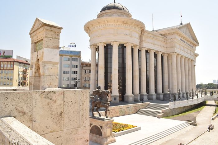 Postavljaju se objašnjenja na spomenike kontroverznog projekta "Skoplje 2014"