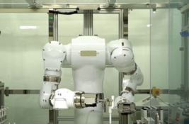 VIDEO: U Tokiju otvorena laboratorija u kojoj medicinske eksperimente sprovode samo roboti