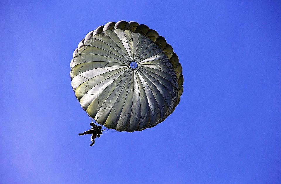Britanski lekari se padobranima sputili na ostrvo da pomognu zemljaku zaraženom hantavirusom 