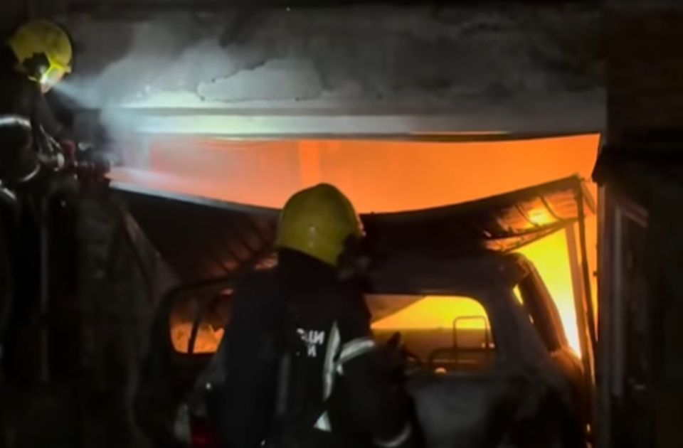 VIDEO: Zapalio se automobil u garaži u Sremskoj Kamenici, vlasnika evakuisali vatrogasci