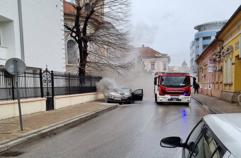 FOTO: Zapalio se automobil u Masarikovoj