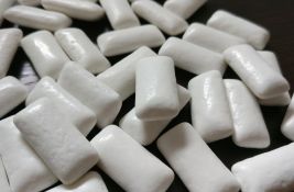 Holandska vlada pozvala EU da zabrani prodaju žvaka koje sadrže plastiku