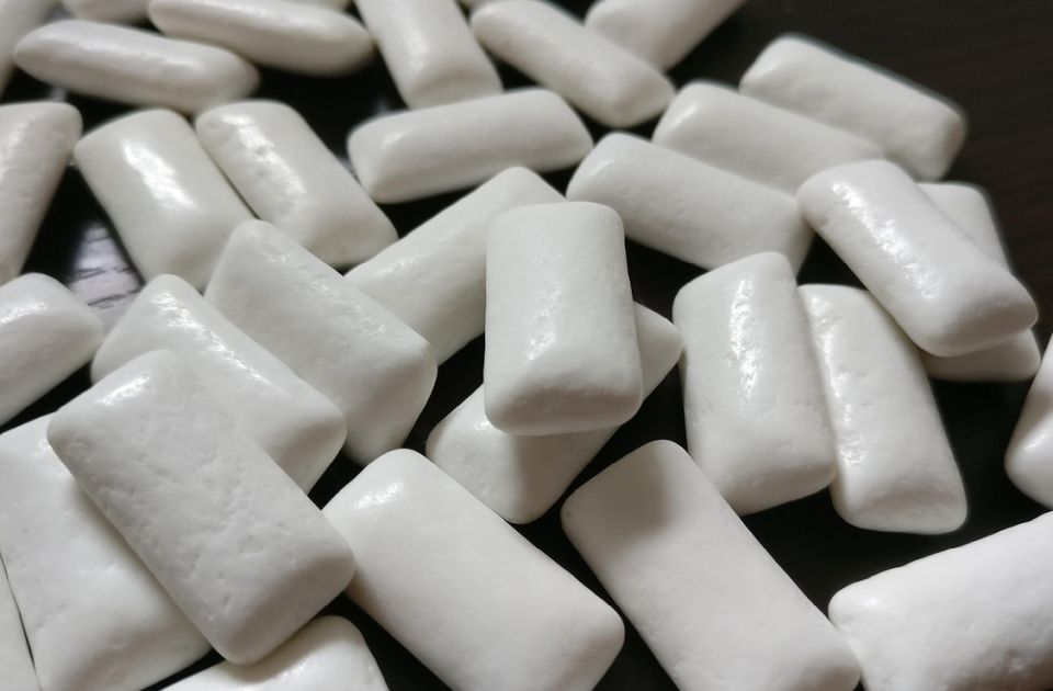 Holandska vlada pozvala EU da zabrani prodaju žvaka koje sadrže plastiku