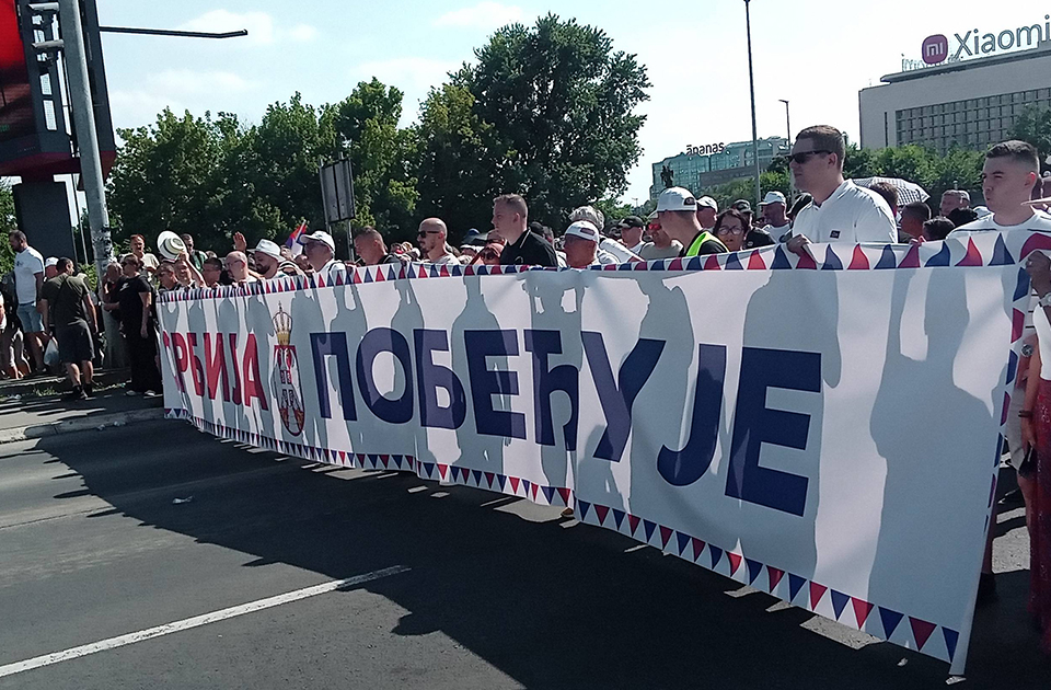 Razvijena zastava Srbije od 500 metara pred skup SNS-a u Beogradu: Na čelu kolone Siniša Mali i Danilo Vučić