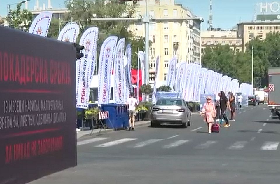 Pripreme SNS za skup: Ograde, šatori, kontejner "Blokaderska Srbija", a popodne roboti Milutin i Dragutin