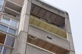 FOTO: Deo terase otpao sa 6. sprata na Limanu, mogao da ubije nekoga, čekaju se nalazi veštačenja