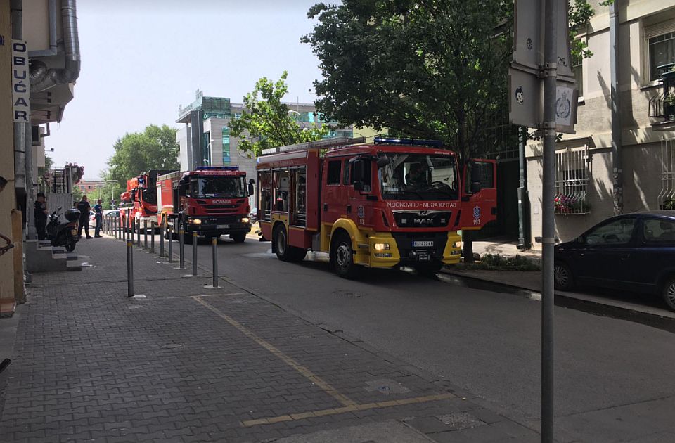 FOTO: Požar u prizemlju zgrade na Grbavici