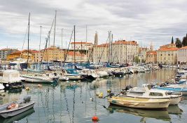 Zatvorena glavna plaža u Portorožu zbog izlivanja goriva, kupačima zabranjen ulazak u more