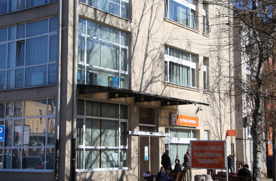 Dečak pretučen kod Medicinske škole zadobio teške povrede lica i glave