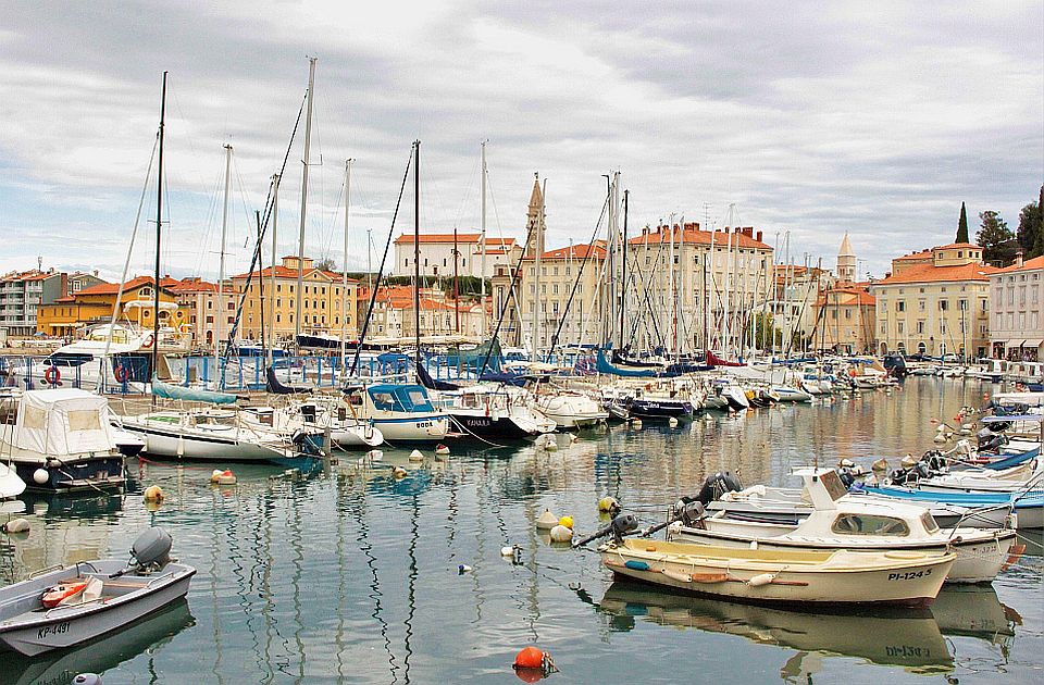 Zatvorena glavna plaža u Portorožu zbog izlivanja goriva, kupačima zabranjen ulazak u more