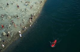 Dunav sve plići, Mađarska potapa dve barže kod nuklearke Pakš